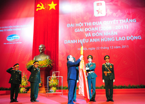 Phó thủ tướng Nguyễn Thiện Nhân gắn danh hiệu Anh hùng Lao động lên lá cờ truyền thống của Công ty Viễn thông Viettel.